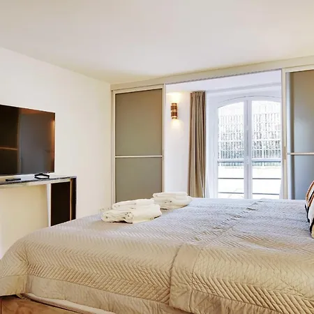Appartement Elegant - 2bd-6p - Avenue Montaigne Paris